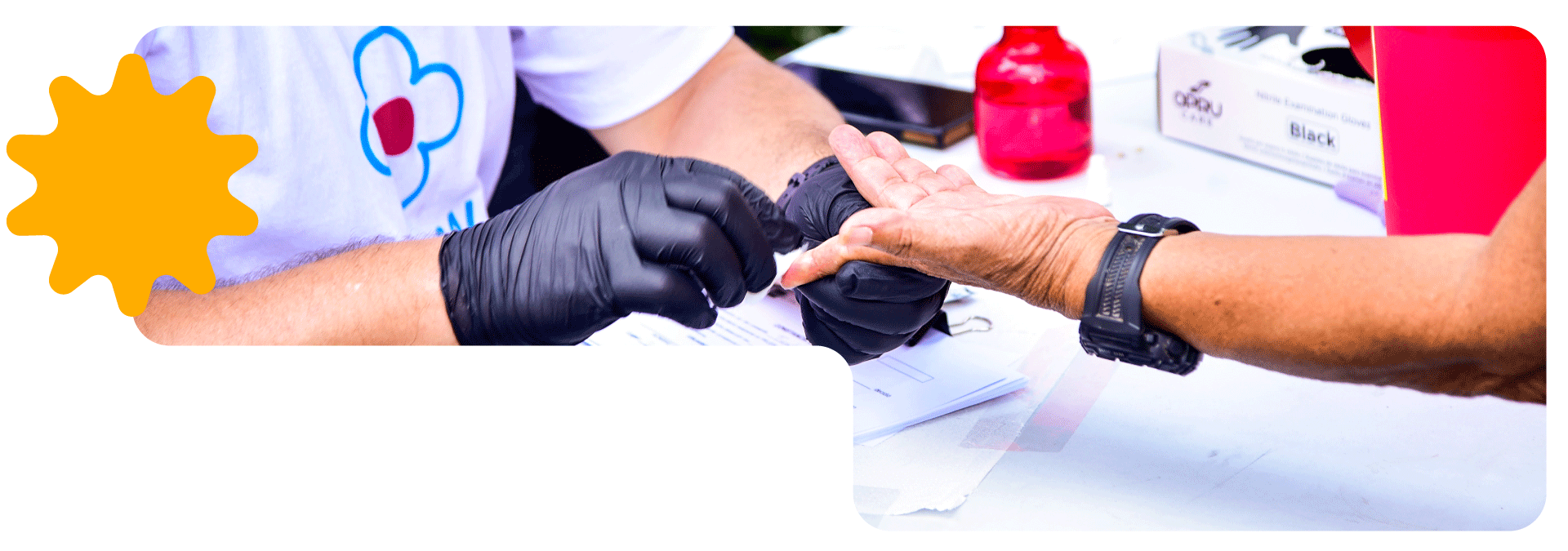 Profesional de salud realizando prueba rápida y gratuita de VIH en Guatemala