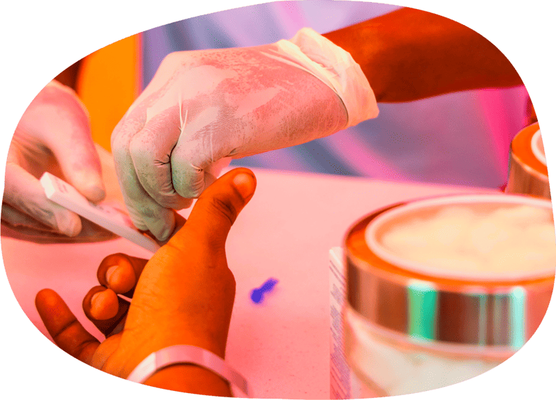 Paciente realizándose prueba rápida de VIH en centro de salud de AHF Guatemala